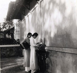 Saïgon. Lycée Chasseloup-Laubat. Deux jeunes professeurs annamites 1947