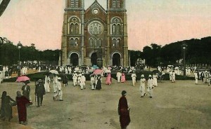 SAIGON - PLACE DE LA CATHEDRALE - SORTIE DE LA MESSE