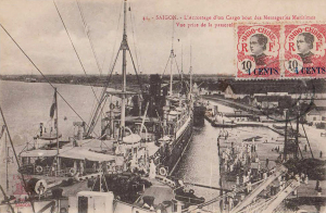 Saigon - L'accostage d'un cargo boat des Messageries Maritimes