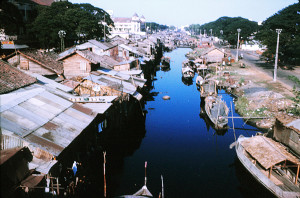 Saigon Slums 1963 - Rạch Bãi Sậy (kinh Hàng Bàng) phía sau Chợ Bình Tây