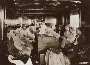 Chemin de fer de l'Indochine. Intérieur d'un wagon de 4ème classe 1921-35