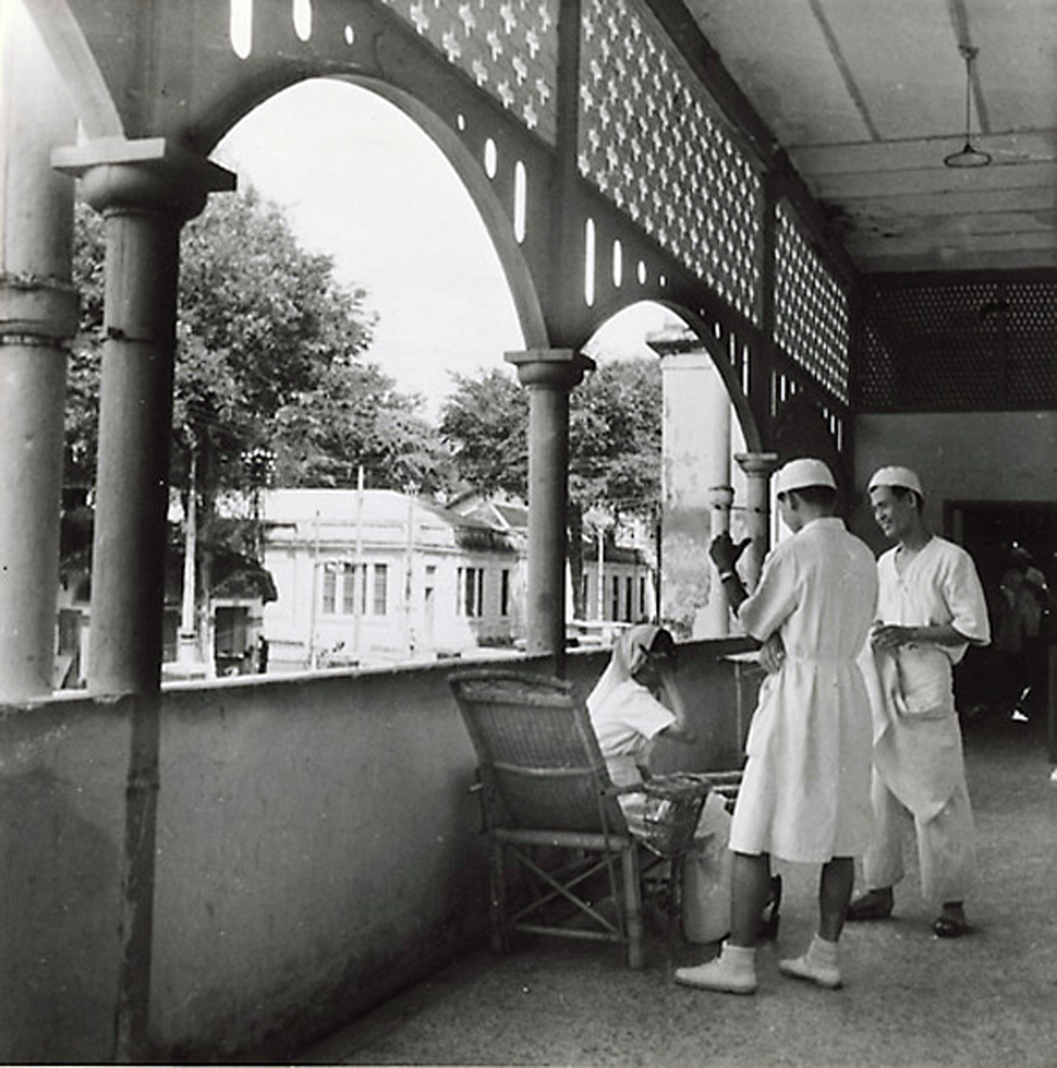 Saïgon 1947 - Hôpital Grall. Infirmiers et boys annamites
