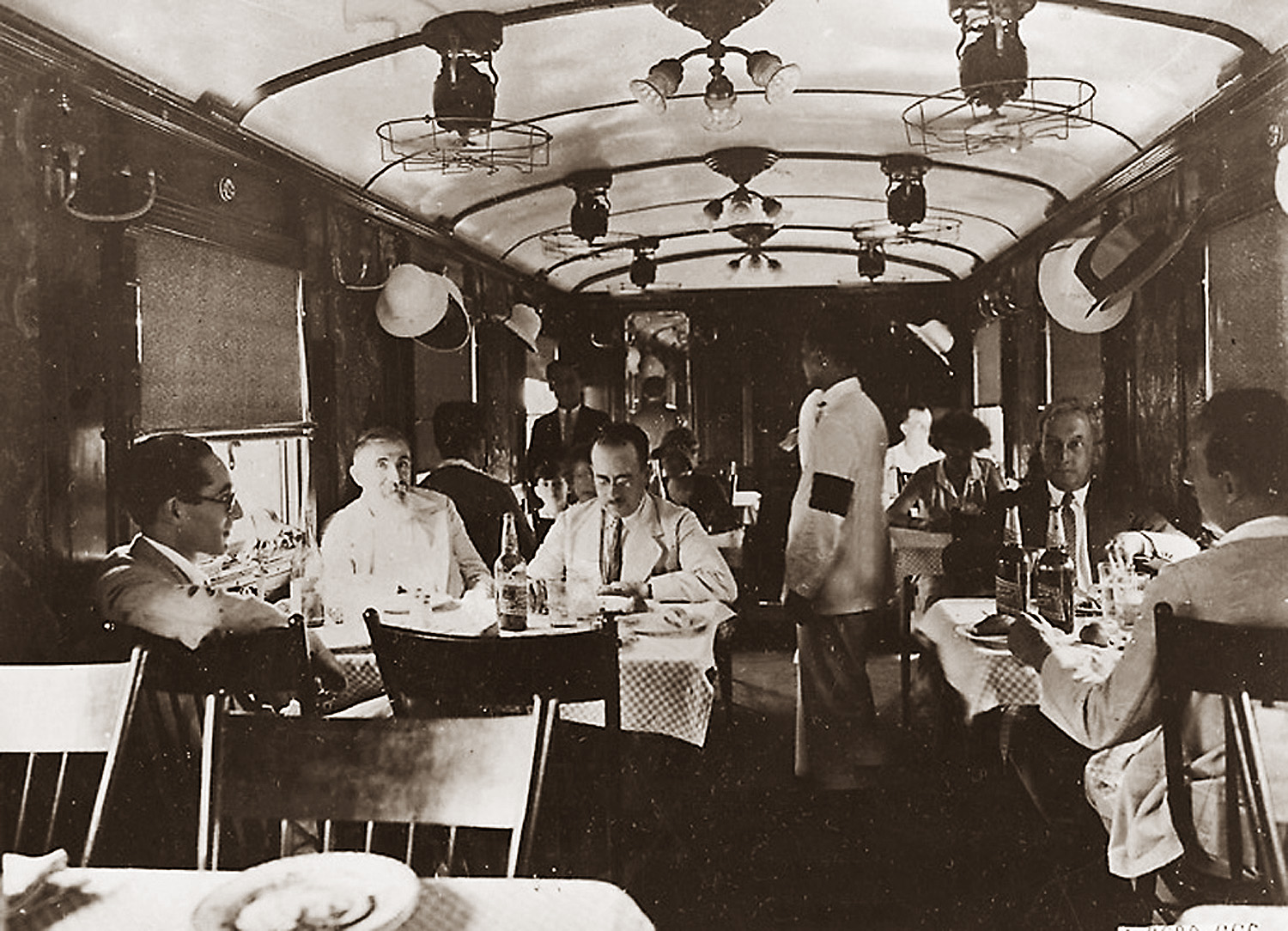 Chemin-de-fer-de-lIndochine.-Int%C3%A9rieur-dun-wagon-restaurant.-Le-d%C3%A9jeuner-1921-35.jpg